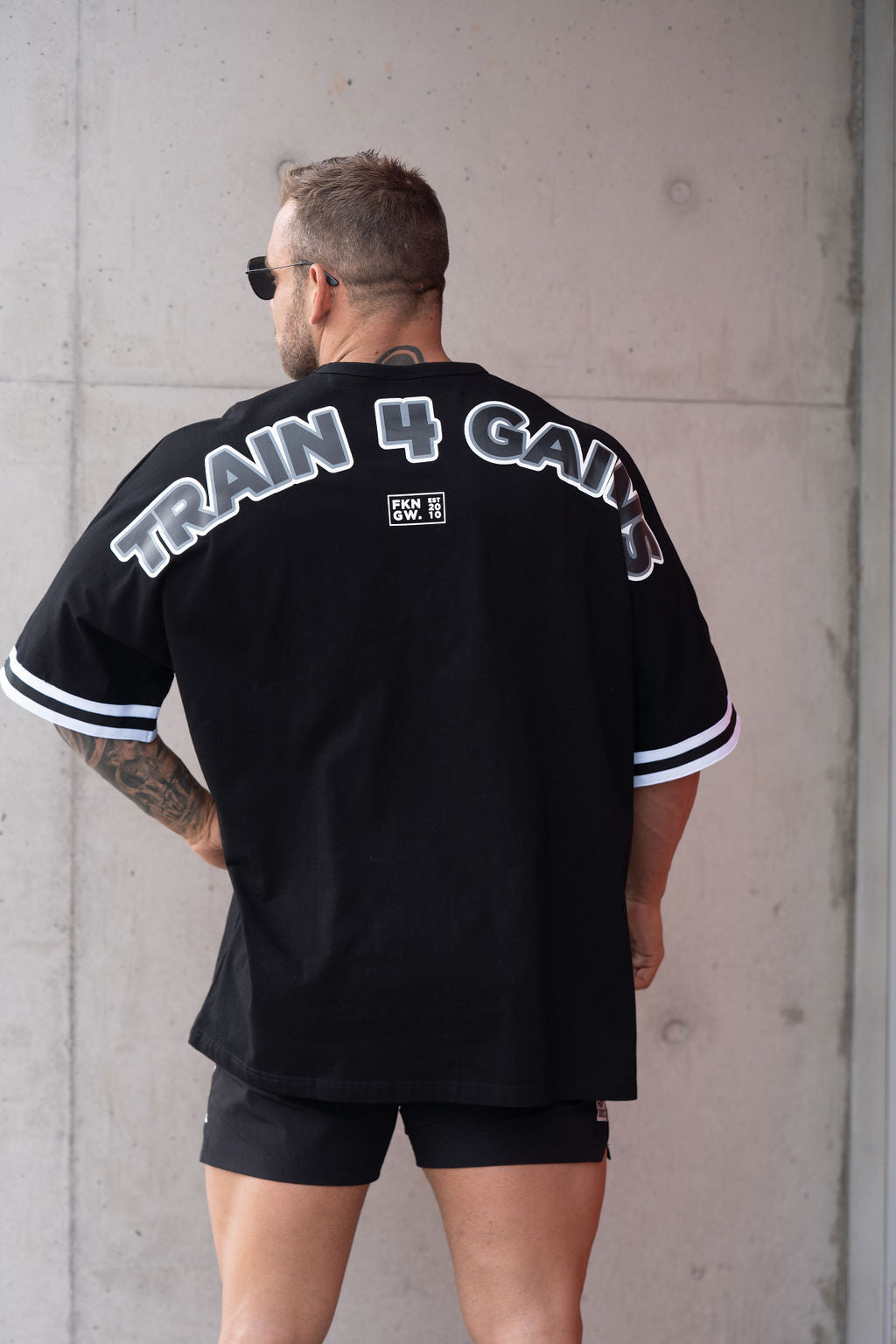 Train 4 Gains | Men's Oversized Pump Cover Gym T-Shirt | Black